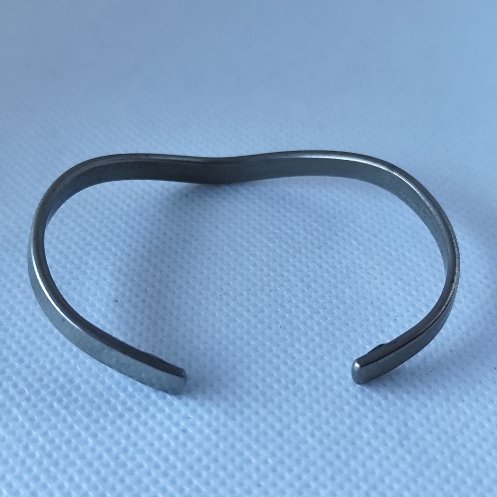 3/$25💙Sergio Lub Wave Silver Tone Magnetic Cuff Bracelet Small